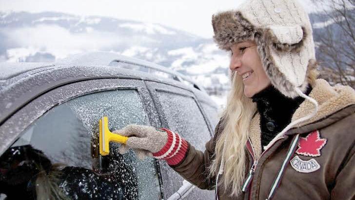So viel Zeit muss sein: Eiskratzen gehört zum Winter. Wer nur mit Guckloch fährt, dem drohen zehn Euro Strafe. Foto: ADAC/ Simon Katzer