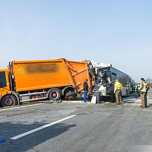 Bus kracht in stehenden Muelllaster - Tanklaster faehrt auf