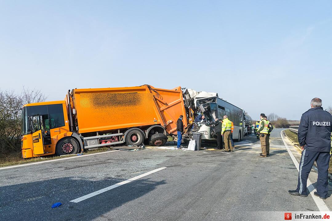 Bus kracht in stehenden Muelllaster - Tanklaster faehrt auf
