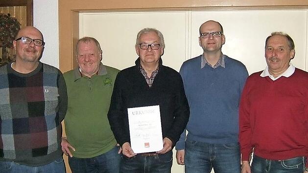 F&uuml;r 30 Jahre als SPD-Mitglied wurde Roland Schreiber (Mitte) geehrt. Mit im Bild (von links) Kreisgesch&auml;ftsf&uuml;hrer Thilo Moosmann, Zweiter Vorsitzender Horst H&ouml;hn, Vorsitzender Fabian Kraus und Kassier Matthias Hopf Foto: privat