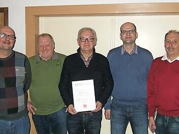 Für 30 Jahre als SPD-Mitglied wurde Roland Schreiber (Mitte) geehrt. Mit im Bild (von links) Kreisgeschäftsführer Thilo Moosmann, Zweiter Vorsitzender Horst Höhn, Vorsitzender Fabian Kraus und Kassier Matthias Hopf Foto: privat