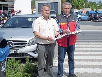 ACE-Kreisvorsitzender Horst Hollfelder (rechts) und der stellvertretende ACE-Kreisvorsitzender Heinz Gärtner (links) dokumentierten im Rahmen der Verkehrssicherheitsaktion "Finger weg" die sogenannten "Smombies". Foto: Peter Zillig