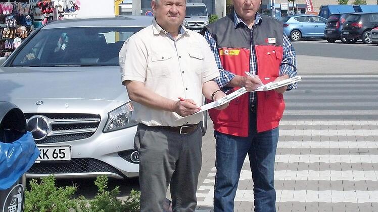 ACE-Kreisvorsitzender Horst Hollfelder (rechts) und der stellvertretende ACE-Kreisvorsitzender Heinz Gärtner (links) dokumentierten im Rahmen der Verkehrssicherheitsaktion "Finger weg" die sogenannten "Smombies". Foto: Peter Zillig