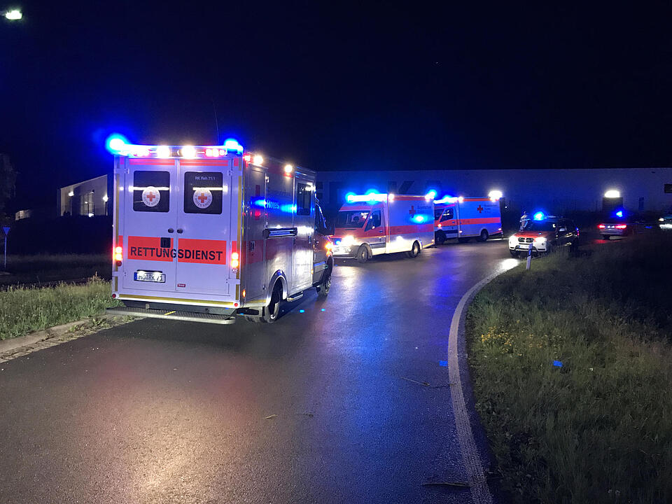 Auto kommt bei Hof von B15 ab