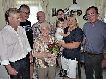 Margareta Beez mit den Gratulanten (von links) Bürgermeister Rainer Detsch, Sohn Joachim, Ehemann Walfried, Enkelin Susanne Nickol und Urenkel Anton, Andrea Beez sowie Pfarrer Hans-Michael Dinkel  Foto: Gerd Fleischmann