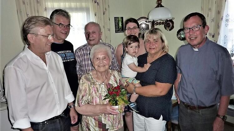Margareta Beez mit den Gratulanten (von links) Bürgermeister Rainer Detsch, Sohn Joachim, Ehemann Walfried, Enkelin Susanne Nickol und Urenkel Anton, Andrea Beez sowie Pfarrer Hans-Michael Dinkel  Foto: Gerd Fleischmann
