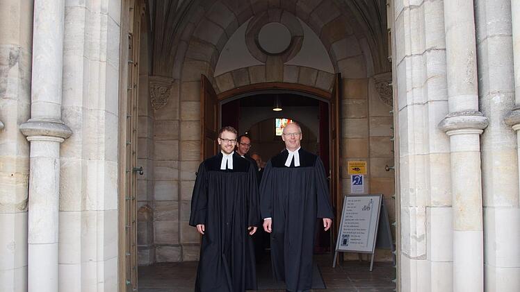 Vikar Henrik Kurth (l.) und Pfarrer Enno Weidt beim Verlassen der  St.-Johannis-Kirche in Forchheim Foto: Christiane Jauck