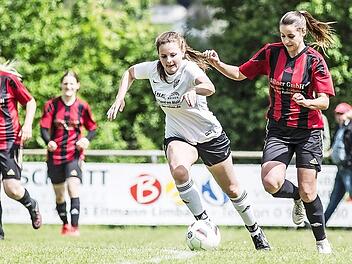 Die Limbacherin Eva Gütlein (weißes Trikot) im Zweikampf mit Roßstadts Carolin Pohle  Foto: René Ruprecht