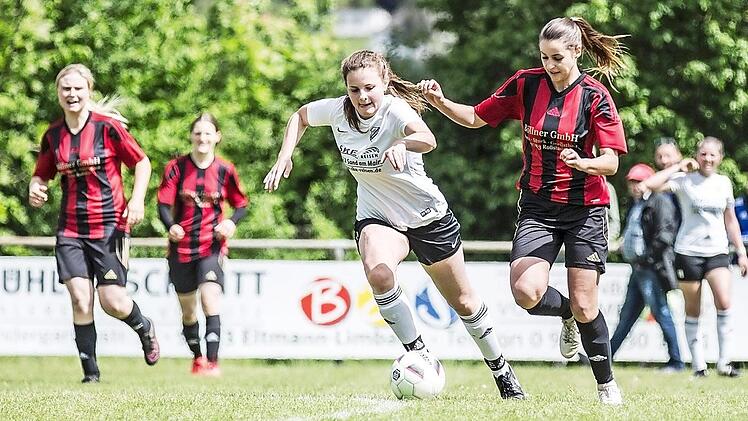 Die Limbacherin Eva Gütlein (weißes Trikot) im Zweikampf mit Roßstadts Carolin Pohle  Foto: René Ruprecht