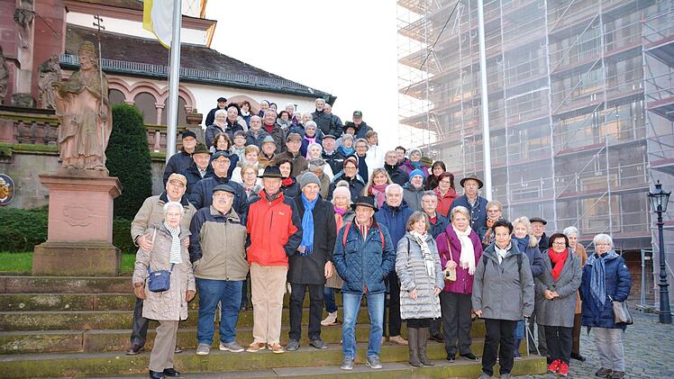 Auf den Treppenstufen vor der Stiftskirche stellten sich die Teilnehmer zum Gruppenbild auf. Foto: Arthur Stollberger