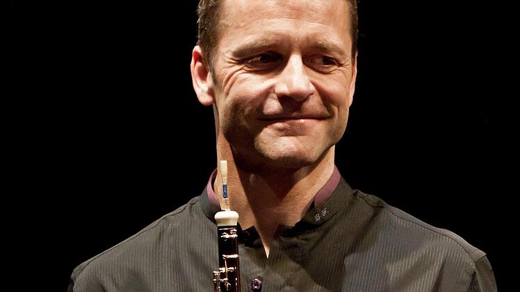 Bernhard Forster ist der Solist in Bohuslav Martinus Oboenkonzert im Landestheater Coburg.