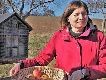 Staatssekretärin Dr. Manuela Rottmann (49) beim Besuch einer Streuobstwiese des Bund Naturschutz in Untererthal.