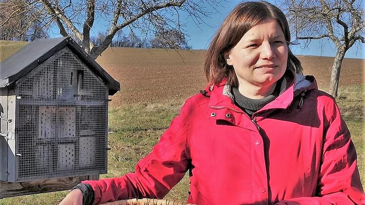 Staatssekretärin Dr. Manuela Rottmann (49) beim Besuch einer Streuobstwiese des Bund Naturschutz in Untererthal.
