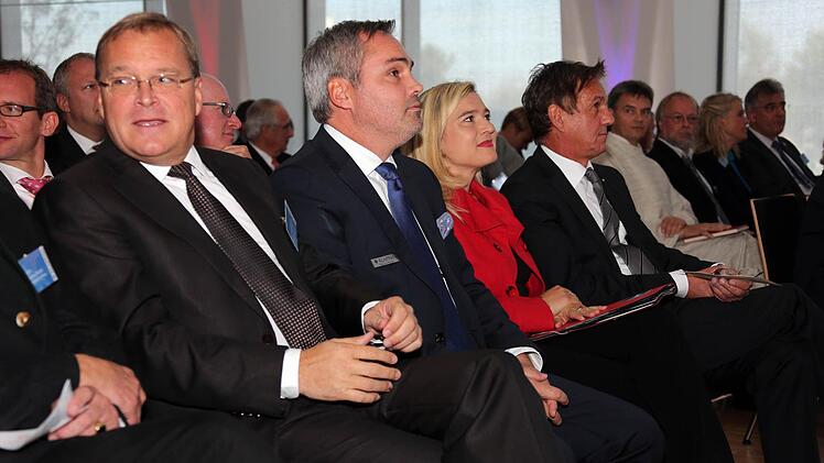 Zufriedene Gesichter bei der Einweihung des Uni-Neubaus: (von links) Oberbürgermeister Andreas Starke, Marcus Bauer und Peter Klappan von der Klappan GmbH, dazwischen Staatssekretärin Melanie Huml.