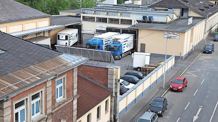 Normaler Betrieb herrschte gestern noch im Schlachthof. Heute wird der Betrieb heruntergefahren - Oberbürgermeister Norbert Kastner (SPD) hat dem Schlachthof eine zweiwöchige Zwangspause verordnet. Foto: Volkmar Franke/www.hochbild-design.de
