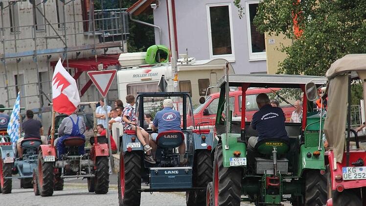 Schlepper reihte sich an Schlepper bei dem Festzug.