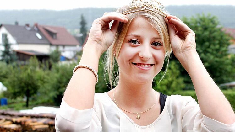 Prinzessin Isabel in zivil, aber mit Krone: Den vergoldeten Kopfschmuck gab es zum 25. Jubiläum des Altmain-Weinfestes.  Fotos: Katja Müller