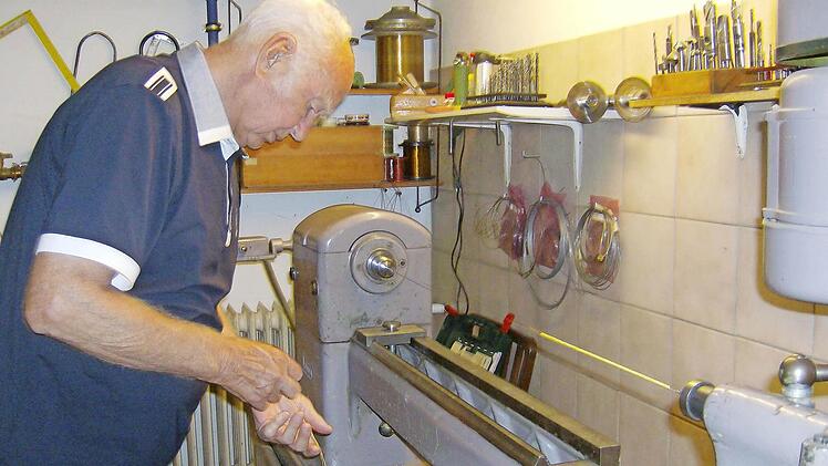 Seine Arbeitsgeräte hat sich Gregor Forster selbst gebaut.