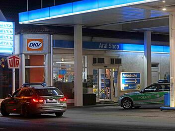 Beamte am Boden, ein Polizeihubschrauber in der Luft - der Einsatz in der Nacht von Dienstag auf Mittwoch sorgte für Aufsehen. Foto: News5/Herse