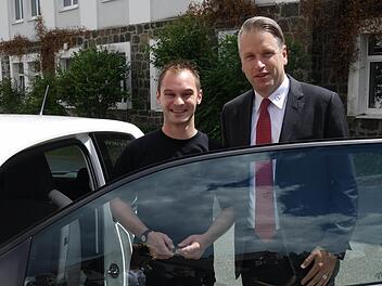 Christoph Kapler - hier links neben Geschäftsführer Oliver Kupka - freut sich über sein Geschenk. Foto: W.O.M.