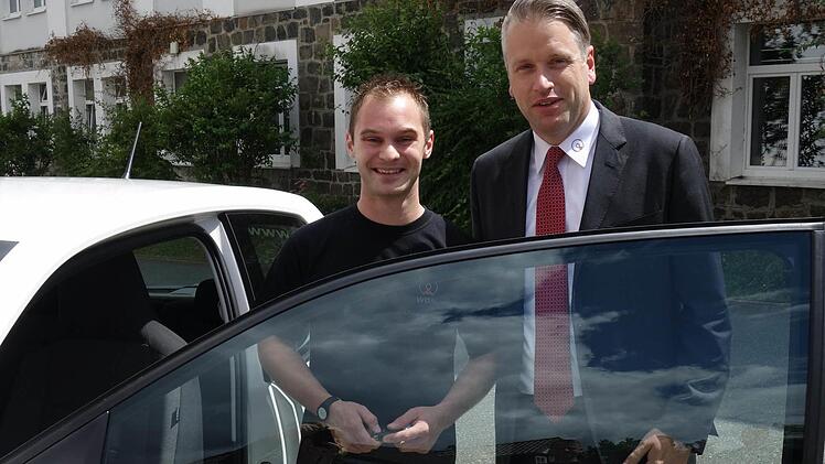 Christoph Kapler - hier links neben Geschäftsführer Oliver Kupka - freut sich über sein Geschenk. Foto: W.O.M.