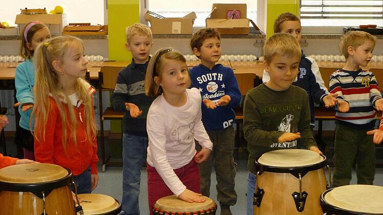 Die erste "Jeki"-Klasse an der Grundschule Stegaurach erforschte 2011 die Instrumente. Dabei wird mit den einfachen begonnen. Foto: Kreismusikschule/Archiv