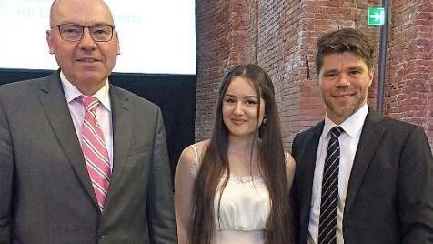 Die Kulmbacher Stipendiatin Pelin Apari zusammen mit Hans-Jürgen Bosch (links) und dem stellvertretenden Schulleiter der Adalbert-Raps-Fachoberschule, Markus Englhart. Fotos: privat