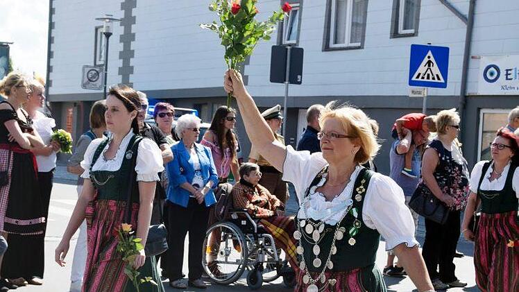 Schützenkönigin Carola Stellmacher grüßt mit Blumen.