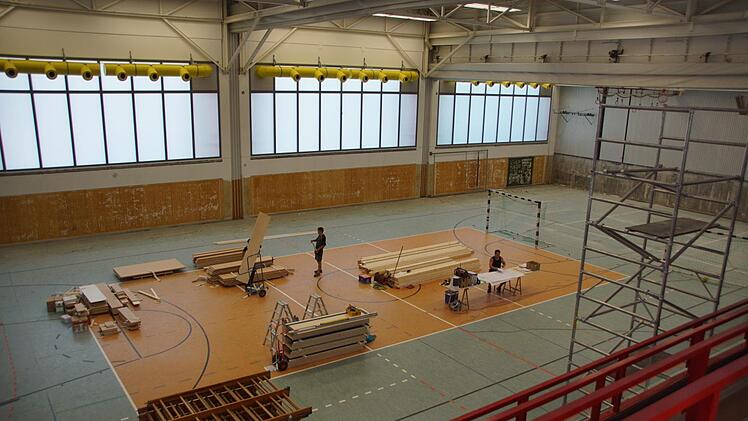 In der Georg Schäfer-Sporthalle läuft der zweite Bauabschnitt der Innensanierung, derzeit werden die Prallschutzwände erneuert.Sabine Weinbeer