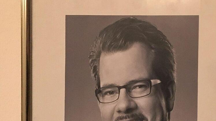 Schon gerahmt und hinter Glas: Coburgs neuer Intendant Bernhard F. Loges.Foto: Jochen Berger