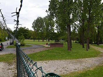 Der umstrittene Zaun an der Kastanienstraße Ronald Rinklefr