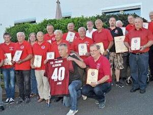 Zahlreiche treue Mitglieder wurden geehrt. Mit im Bild Zweite Bürgermeisterin Angela Hofmann (rechts), Gründungs- und Ehrenpräsident Robert Baehr (Neunter von links) und Vorsitzender Bernd Schramm (kniend vorne rechts). Foto: K.- H. Hofmann