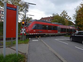 Bahnübergang Rodacher Straße: Wenn ab 2023 auch Regionalexpresszüge nach Erfurt hier fahren, könnte das die Schließzeiten verlängern, sagt der VCD. Foto: Rainer Lutz