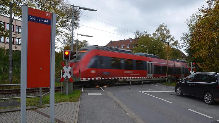 Bahnübergang Rodacher Straße: Wenn ab 2023 auch Regionalexpresszüge nach Erfurt hier fahren, könnte das die Schließzeiten verlängern, sagt der VCD. Foto: Rainer Lutz