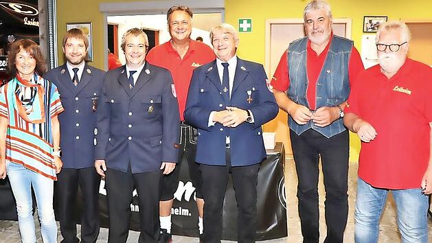 Verdiente Feuerwehrleute wurden in Mainroth ausgezeichnet. Im Bild von links B&uuml;rgermeisterin Christine Frie&szlig;, stellvertretender Kommandant Michael Knorr, Kommandant Jochen Stenglein, Vorsitzender Manfred Hofmann und die Geehrten G&uuml;nter Knorr, Ottm...