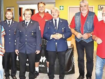 Verdiente Feuerwehrleute wurden in Mainroth ausgezeichnet. Im Bild von links B&uuml;rgermeisterin Christine Frie&szlig;, stellvertretender Kommandant Michael Knorr, Kommandant Jochen Stenglein, Vorsitzender Manfred Hofmann und die Geehrten G&uuml;nter Knorr, Ottm...