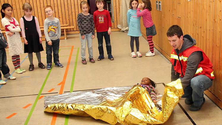 Hortense lässt sich in die Rettungsdecke einwickeln.