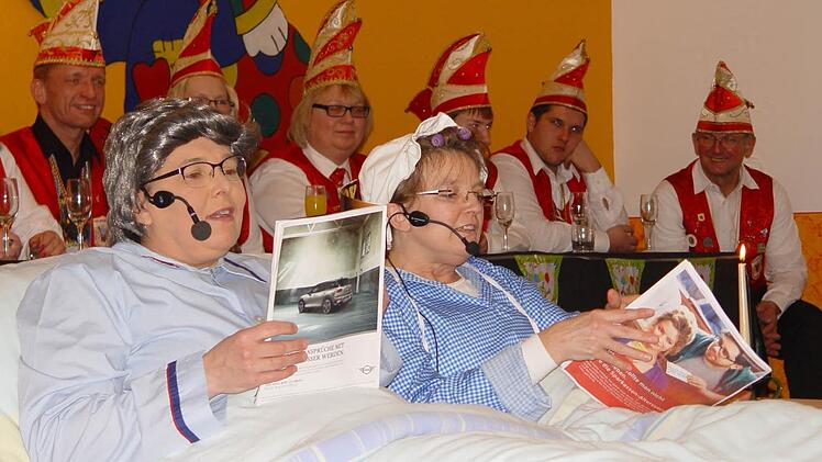 Wenn der Opa mit der Oma: Kerstin Ziegler und Silvia Schwarz erlaubten einen Blick ins eheliche Schlafzimmer... Foto: Brigitta Kempe-Wolf