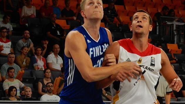 Paul Zipser (rechts) k&auml;mpft mit einem Finnen um die bessere Reboundposition. Foto: Udo Schilling