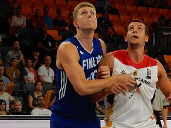 Paul Zipser (rechts) kämpft mit einem Finnen um die bessere Reboundposition. Foto: Udo Schilling