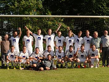 Unser Bild zeigt Turniersieger FC Rottershausen mit Vorsitzendem Hergen Vollert (hinten links) sowie Bürgermeister Franz Kuhn und Trainer Alfred Kanz (hinten, von rechts). Foto: Jürgen Schmitt