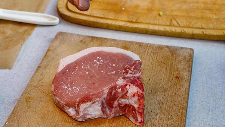 Das Kotelett vorm Grillen lediglich ein bisschen salzen.  Foto: Matthias Hoch