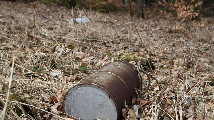Fässer liegen nahe der B 286 im Wald. Foto: Ulrike Müller