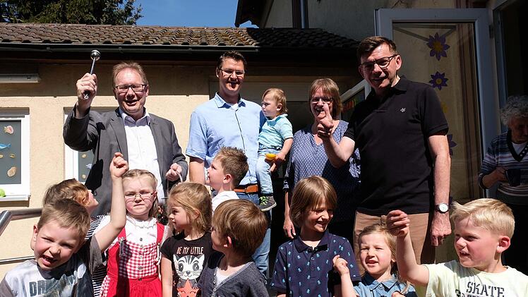 Bei der Einweihung des sanierten Kindergartens in Obereschenbach (hinten, v. l.): Pfarrer Thomas Eschenbacher, Vorsitzender Tobias Muth, Kindergarten-Leiterin Beate Weimar-Stockmann und Bürgermeister Armin Warmuth.Gerd Schaar