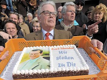 Solidarisch mit dem Sohn: Enoch zu Guttenberg bei der Solidaritäts-Kundgebung für Karl-Theodor im März 2011. Foto:BR-Archiv