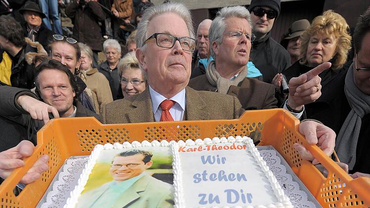 Solidarisch mit dem Sohn: Enoch zu Guttenberg bei der Solidaritäts-Kundgebung für Karl-Theodor im März 2011. Foto:BR-Archiv