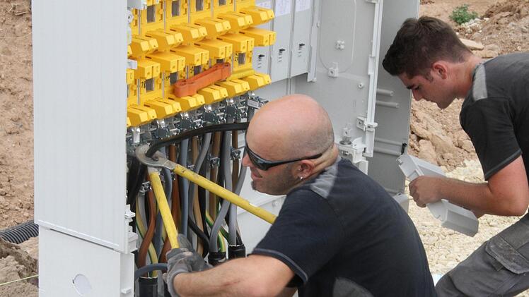 Eine der vielen kleinen Baustellen auf der großen Baustelle: Der Strom für die Wohneinheiten wird bereitgestellt.