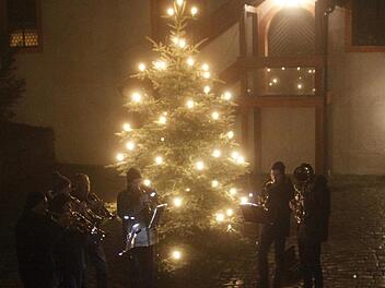 Der Posaunenchor spielt am Weihnachtsbaum im Kirchenvorplatz das Silvesterlied. Foto: Reinhard Löwisch