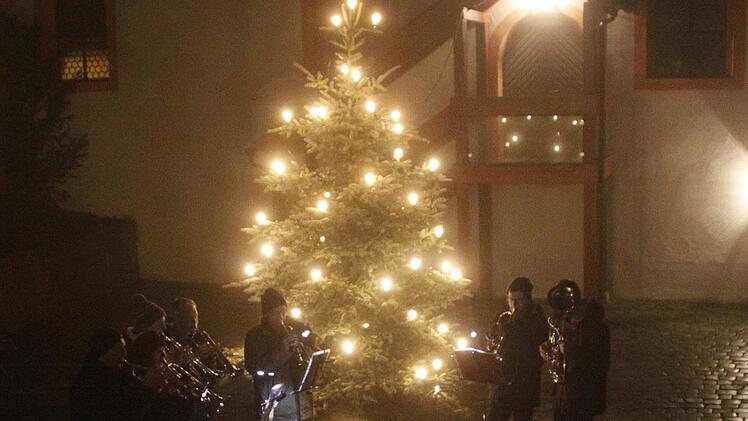 Der Posaunenchor spielt am Weihnachtsbaum im Kirchenvorplatz das Silvesterlied. Foto: Reinhard Löwisch