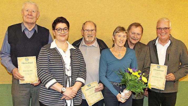 Der Schwimmverein Coburg ehrte langjährige Mitglieder (von links): Klaus Marr, Vorsitzende Iris Bilek, Georg Sümmerer, Kristina Geuter, Zweiter Vorsitzender Wolfgang Bittner und Johannes Alefeld Foto: Wolfgang Desombre